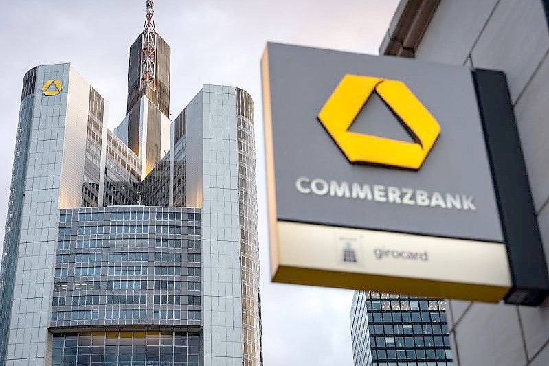 Konzernumbau: Commerzbank Macht über Halbe Milliarde Verlust ...