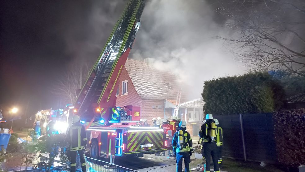 Heavy smoke from house fire – Hage residents should close windows and doors