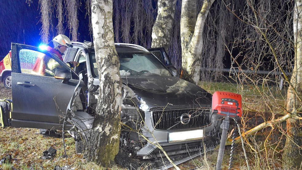 Von Der Straße Abgekommen: Uplengener Nach Unfall Auf B 72 Bei Ramsloh ...