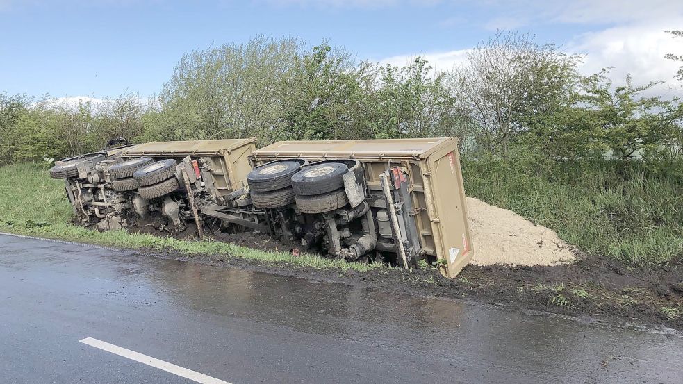 Unfall In Aurich Lastwagen Landet In Straßengraben Ostfriesen Zeitung