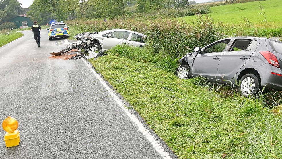 Autos Stoßen Frontal Zusammen: Frau Stirbt Nach Unfall In Upgant-Schott ...