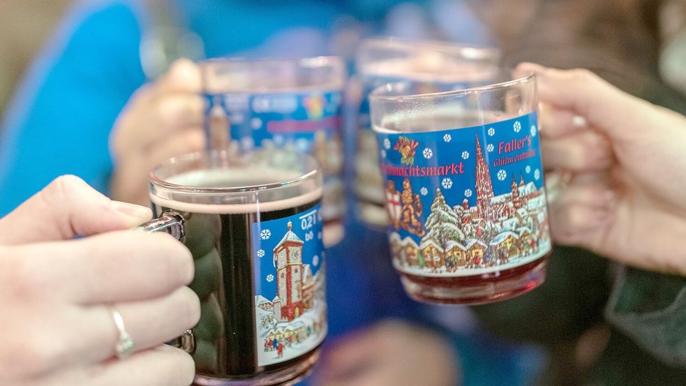 Glühwein mit Kollegen Für die Weihnachtsfeier Überstunden anschreiben