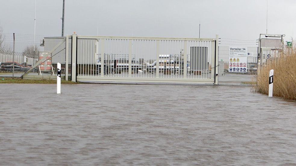 Kavernenfeld Unter Wasser: Dauerregen Flutet Teile Des Etzeler ...