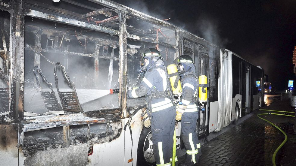 Hoher Schaden Bei Feuer: Bus Geht In Bunde In Flammen Auf - Ostfriesen ...