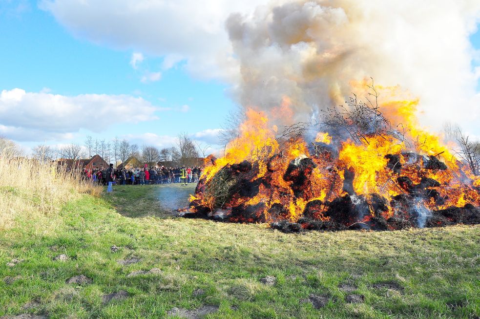 Osterfeuer Setzt Dem Winter Ein Ende Ostfriesen Zeitung